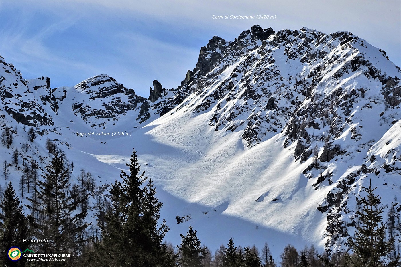 26 Vista verso il Lago del Vallone sovrastato dai Corni di Sardegnana.JPG -                                